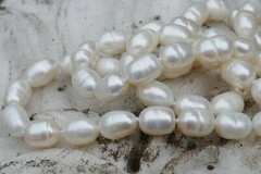 Vintage 6.4 mm x 10.6 mm White Circle Pearl Necklace – 33″ Long