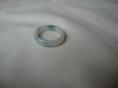 VINTAGE 1970s HONG KONG HANDMADE MOTTLE LIGHT GREEN JADE 2MM X 6MM BAND SZ 11.25