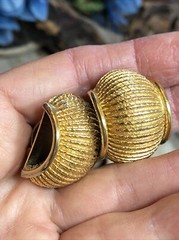 Vintage I.N.A.R Gold tone Ribbed Scalloped Clip on Earrings 15.3g, 1 1/8″ Italy