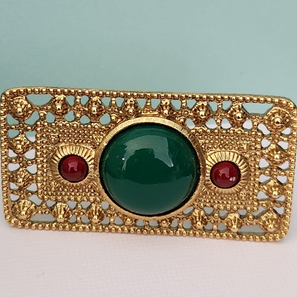 #2412, ETRUSCAN BROOCH VINTAGE FAUX JADE CARNELIA 1980-1989