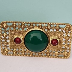 #2412, ETRUSCAN BROOCH VINTAGE FAUX JADE CARNELIA 1980-1989