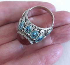 UNISEX SIZE 10 BOLD CHINA EXPORT STERLING RING, PEACOCK ENAMEL & CARNELIAN, 11GR