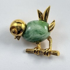 Vintage Trifari Green Faux Jade Gold Tone Little Bird On Branch Brooch Pin