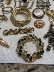Vintage Brooch Pin Lot Gold Tone Silver Tone Mixed Materials 33 Pc Stones Ect