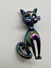 EXCELLENT VTG. 70’s IRIDESCENT BLACK ENAMEL SITTING CAT FIGURAL BROOCH PIN