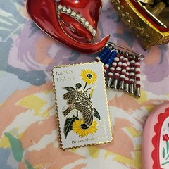 Vintage Lot Of USA Themed Pins, Broches Plus Trinket Box. 4th Of July Souvenir