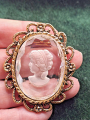 Vtg RARE Left Facing Gold-tone Oval Beveled Glass Intaglio Cameo Brooch Pendant