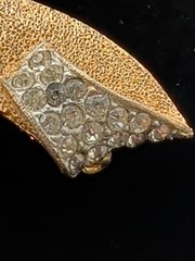BSK – Retro Rhinestone Ribbon Brooch – Signed – United States – Circa 1950’s