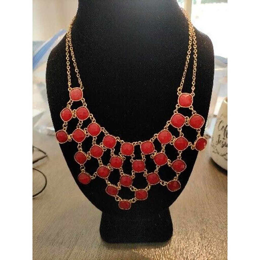 NY RED BIB NECKLACE ACRYLIC, LIGHT WEIGHT AND VERY PRETTY. GOLD TONE CHAIN 20″