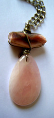 VTG Rose Quartz Teadpoop Pendant Necklace suspended from deco silver bail.