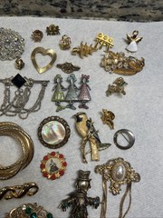 Vintage Brooch Pin Lot Gold Tone Silver Tone Mixed Materials 33 Pc Stones Ect