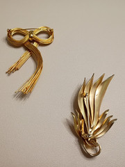 Lot Of 7 Gold Tone Vintage Brooches of various sizes materials, Rhinestones