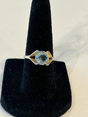Vintage KARATCLAD 18k HGE Gold Ring size 5.75 Very Pretty Light Blue Stone