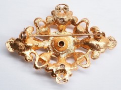 Vintage brooch rhinestone clear & pearls gold-toned Baroque style.