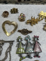 Vintage Brooch Pin Lot Gold Tone Silver Tone Mixed Materials 33 Pc Stones Ect