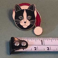 Kitty Cat Cloisonne Pin Brooch Gold Tone in Santa Hat Cap 1” Enamel