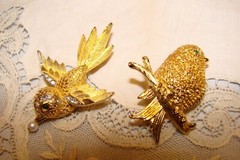 TWO VINTAGE GOLD TONE RHINESTONE BIRD BROOCHES GREEN EYES PEARL