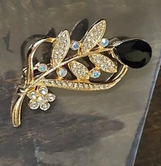 Gold Toned Plant Leaf Brooch Women Pin Jewelry Accessory – Exact Shown – Mint