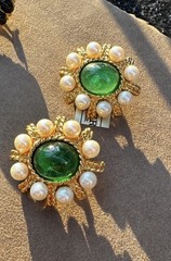 Vintage NOS Ciner Emerald Gripoix Glass Cabochon & Japanese Pearl Clip Earrings!