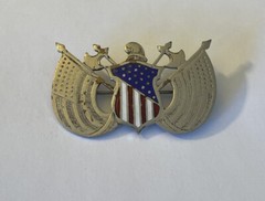 VINTAGE UNIQUE UNITED STATES CREST KNIGHTS SILVER ENAMEL BROOCH PINBACK