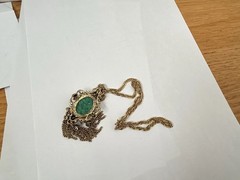 Beautiful Vintage Faux Jade Gold Tone with Tassel Pendant Necklace Jewelry B7