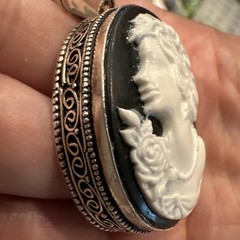 VTG Resin Sterling Left Facing Black & White Cameo Pendant Costume Jewelry