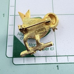 Vintage Trifari Green Faux Jade Gold Tone Little Bird On Branch Brooch Pin