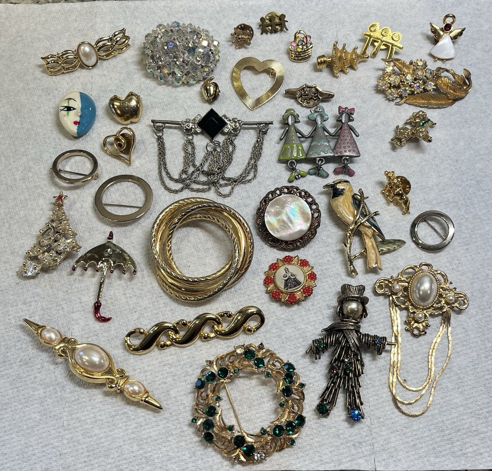Vintage Brooch Pin Lot Gold Tone Silver Tone Mixed Materials 33 Pc Stones Ect