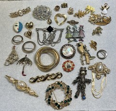 Vintage Brooch Pin Lot Gold Tone Silver Tone Mixed Materials 33 Pc Stones Ect