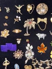Lot Of 33 Vintage Costume Broaches Brooches Pins Estate Sale Finds Jewelry