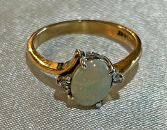 VINTAGE LADIES 14KT GOLD OPAL DAIMOND RING APROXX 6 INCH 2.8 GRAMS HAS CRAZING