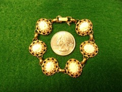 GRACEFUL VTG LADY’S YELLOW GOLD FILLED BRACELET W/VERY LIGHT PINK/WHITE CAMEOS