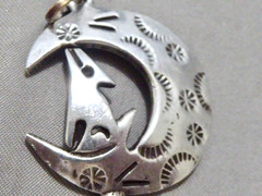 VINTAGE STERLING SILVER MEXICAN WOLF HOWLING AT THE MOON PENDANT 1″ BY 2″