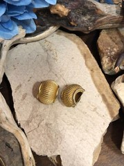 Vintage I.N.A.R Gold tone Ribbed Scalloped Clip on Earrings 15.3g, 1 1/8″ Italy