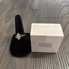 Avon Vintage 1984 Glowing Sparkles Ring Size 7 New In Box Gold Tone Signed