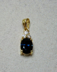 VINTAGE 14CT GOLD SMALL PENDANT SET WITH A BLUE SAPPHIRE AND THREE DIAMONDS 3936