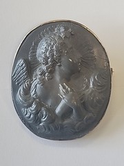 VINTAGE GREY OVAL CAMEO WITH GOLD TRIMMING
