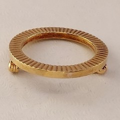Vintage 14k Textured Circle Brooch. 7/8 Diameter. 2mm Thick. 2.8 Grams. Sturdy.