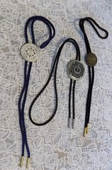 LARGE VINTAGE LOT MEN’S WOMEN’S ACCESSORIES & JEWELRY BOLO TIES EARRINGS++