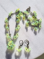 SALE VINTAGE URANIUM OPAL GREEN YELLOW GLASS FLOWER CLUSTER NECKLACE SET ARTISAN