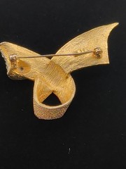 BSK – Retro Rhinestone Ribbon Brooch – Signed – United States – Circa 1950’s