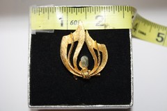 VINTAGE 1960 GOLD TONE TEXTURED RIBBON BROOCH PIN JADE STONE ACCENT COSTUME