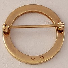 Vintage 14k Textured Circle Brooch. 7/8 Diameter. 2mm Thick. 2.8 Grams. Sturdy.