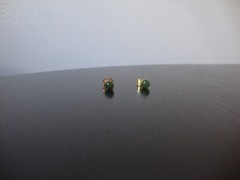 VTG CLASSIC CHINESE 4MM GREEN JADE BEAD/BALL YELLOW GOLD PLATED POST EARRINGS