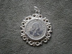Queen Elizabeth II Vtg Shiny Sixpence Coin in Ornate Silvertone Mount 6.3g