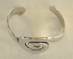 Retired JAMES AVERY Swirl Sterling Silver Bangle Bracelet 50.5g New in Box w/Bag