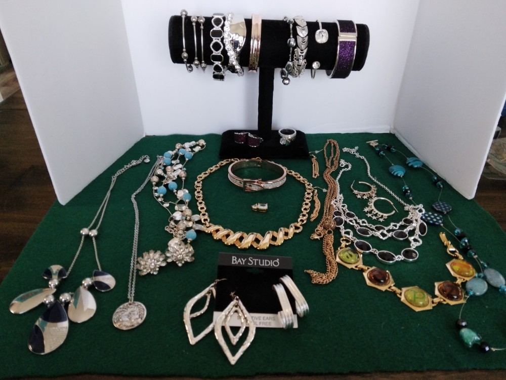 Vintage To Now Jewelry Lot 25+ Gold Tone Silver Tone Glass Acrylic Mixed Media