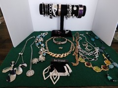 Vintage To Now Jewelry Lot 25+ Gold Tone Silver Tone Glass Acrylic Mixed Media