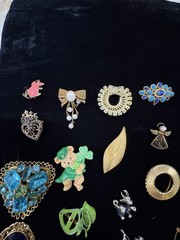 Lot Of 36 Vintage Costume Broaches Brooches Pins Estate Sale Finds Jewelry