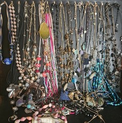 ​1lb Vintage to Modern Costume Jewelry Lot Estate Mix Wearable Pieces Mystery